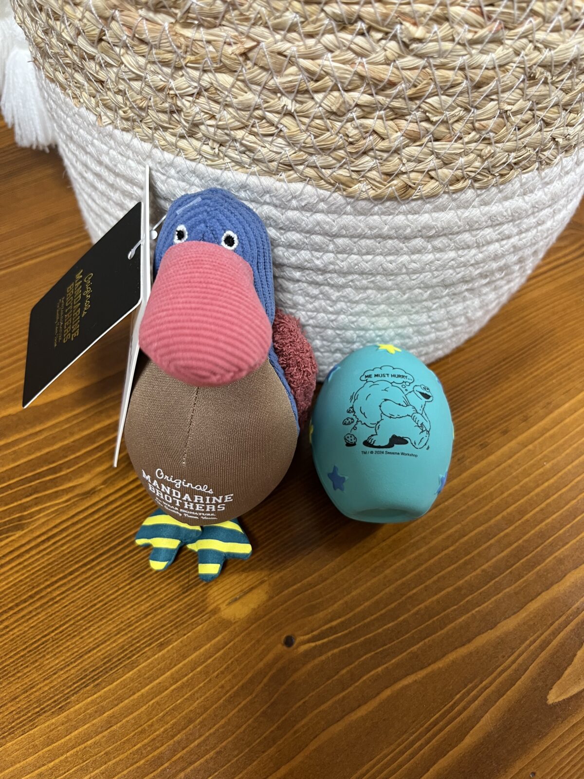 誕生日プレゼントのカラフルな鳥と青いたまご