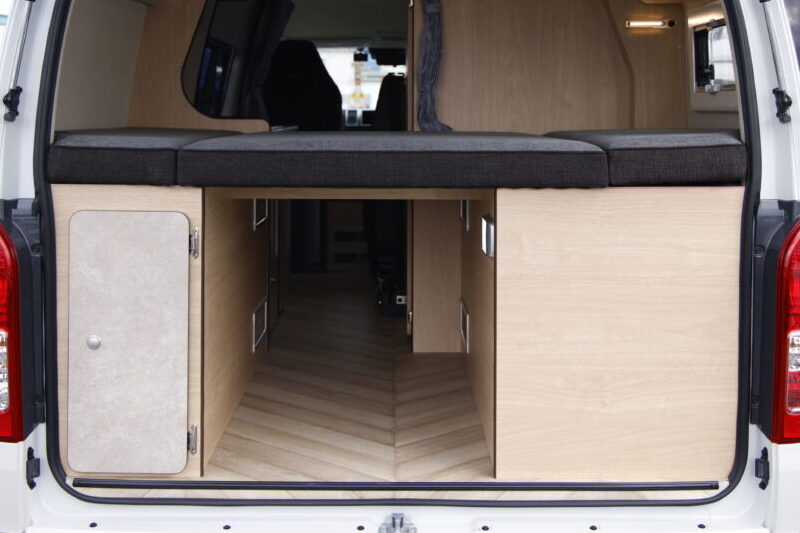 リア常設ベッド下の収納スペース