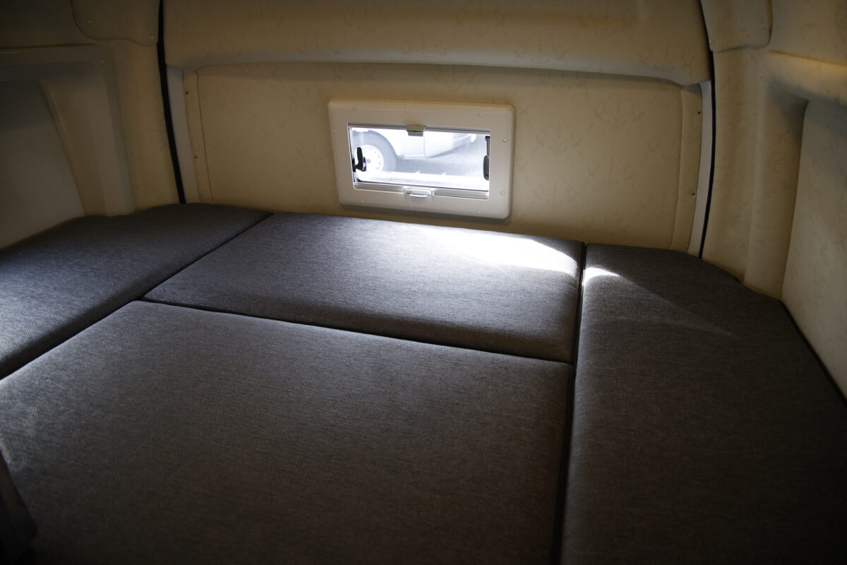 後部常設ダブルベッド