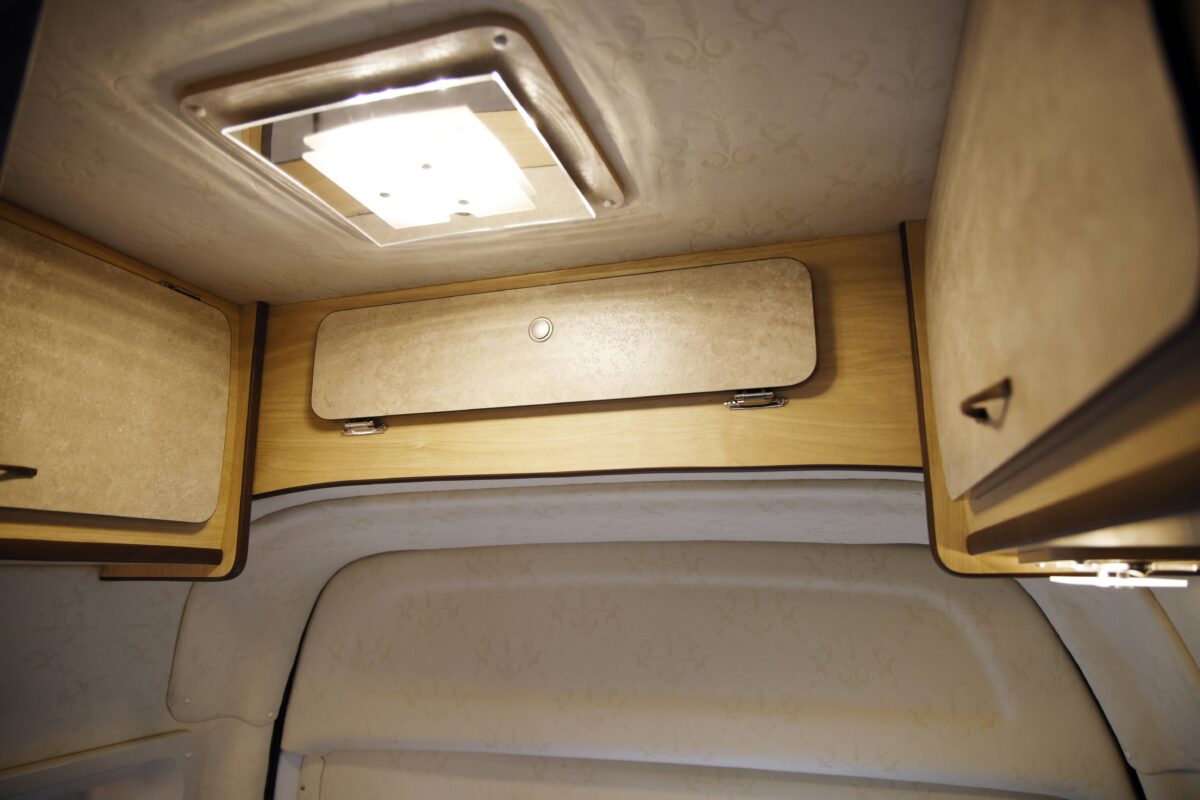 後部オーバーヘッド収納